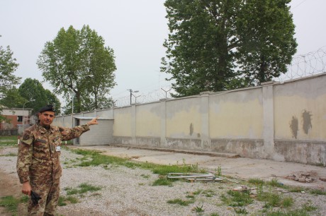 Il capitano Stefano Silvia, RSPP della Caserma Cadorin, mostra i lavori di riparazione della facciata interna del muro di cinta effettuati dai militari insieme ai mastri artigiani della CNA di Treviso