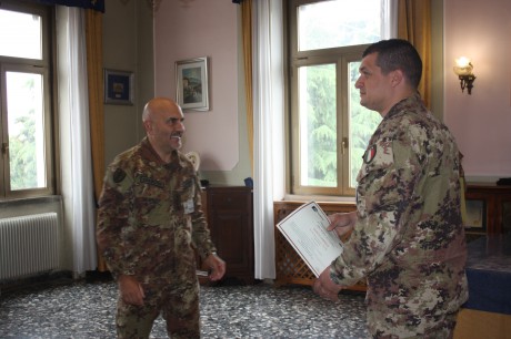 Il col. Aldo Ferrara , comandante del 33º reggimento EW "Falzarego" della Caserma Cadorin di Treviso consegna gli attestati ai militari formati da CNA Formazione